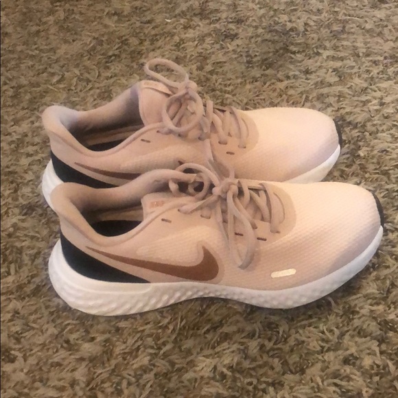 Nike revolution 5 running shoes - Picture 1 of 8
